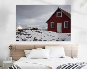 Cabane de pêche en bois sur un fjord sur la îles Sommeroya et Hill Soya dans le nord de la Norvège sur Dennis Wierenga