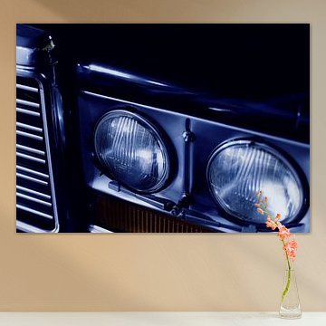 Vorderansicht: Ein luxuriöser Retro-Wagen – dunkelblaue Ausstrahlung von Artkreator