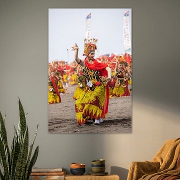 Gandrung-Sewu-Tänzer bei einer traditionellen Tanzvorführung am Boom Beach in Banyuwangi