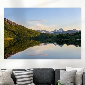 Reflet sur le lac de montagne