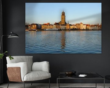 Skyline von Deventer am Fluss IJssel mit der Lebuinus-Kirche bei Sonnenuntergang von Merijn van der Vliet