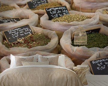 Kruiden op een Franse markt in Apt, Provence van Jan Piet Hartman