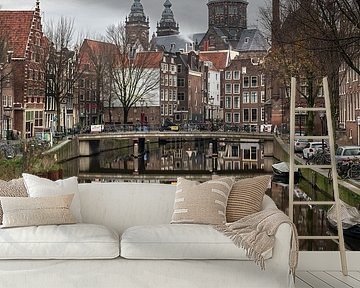 Kanaal en oude huizen in Amsterdam op Oudezijds Voorburgwal