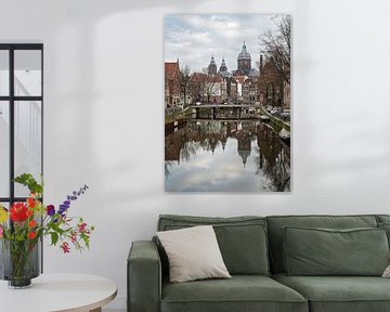 Kanaal en oude huizen in Amsterdam op Oudezijds Voorburgwal