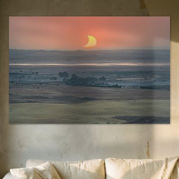 Sonnenuntergang bei Sonnenfinsternis mit Windrädern – Landschaft in Alcaniz, Spanien