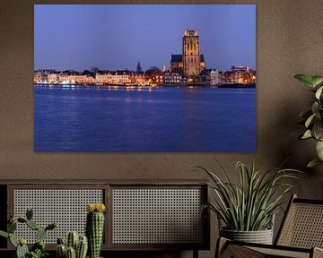 Skyline van Dordrecht met Grote Kerk in de avondschemering van Merijn van der Vliet