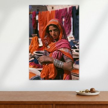Style Kodachrome : une femme du Rajasthan au milieu de tissus colorés sur Steinfox Art
