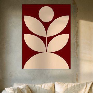 Cremefarbene Blätter auf burgunderrotem Hintergrund