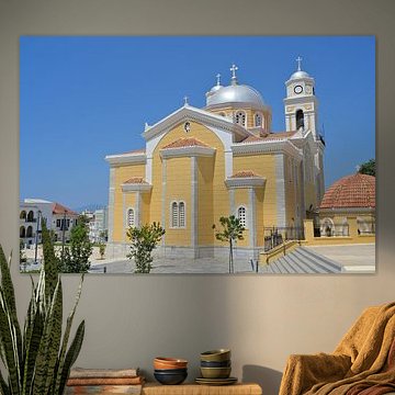 De Ypapanti-kerk in Kalamata, Griekenland, met koepels en een klokkentoren van Tomherkules