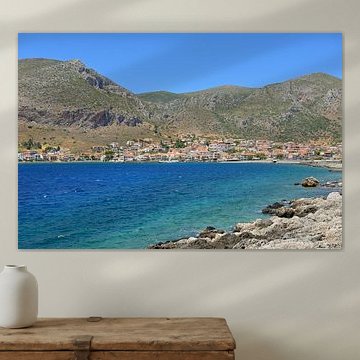 Griechisches Küstendorf Monemvasia an einer blauen Bucht der Ägäis von Tomherkules