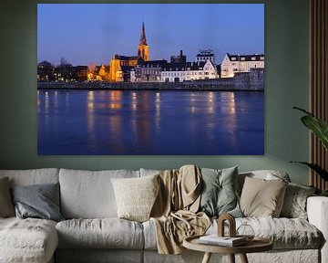 Blick auf Oeverwal Wyck in Maastricht mit Sint-Martinuskerk und Brauerei de Ridder von Merijn van der Vliet