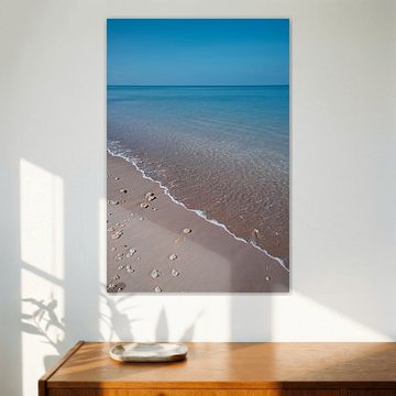 Tropischer Strand mit sanften Wellen