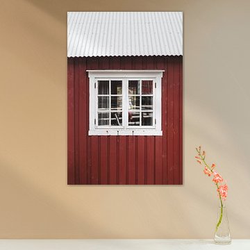 Weißes Fenster in roter Holzfassade