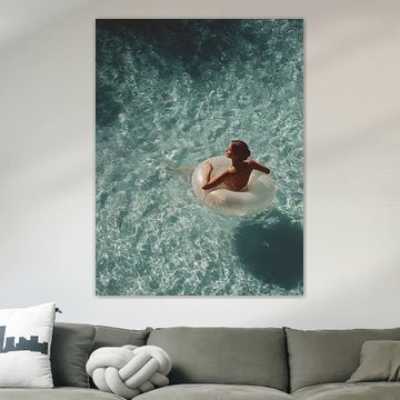 Flotter dans une piscine turquoise – Art estival vu du ciel