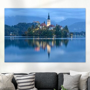 Le lac de Bled à l’heure bleue – l’église insulaire sous les lumières du soir sur Rolf Schnepp