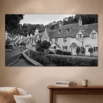 Een Zwart-Wit foto van Castle Combe, Wiltshire, Engeland