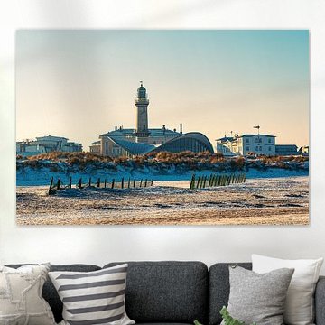 Leuchtturm und Teepott an der Ostseeküste in Warnemünde