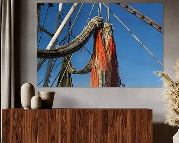 Detail van hangend net op een vissersboot van Tim Groeneveld