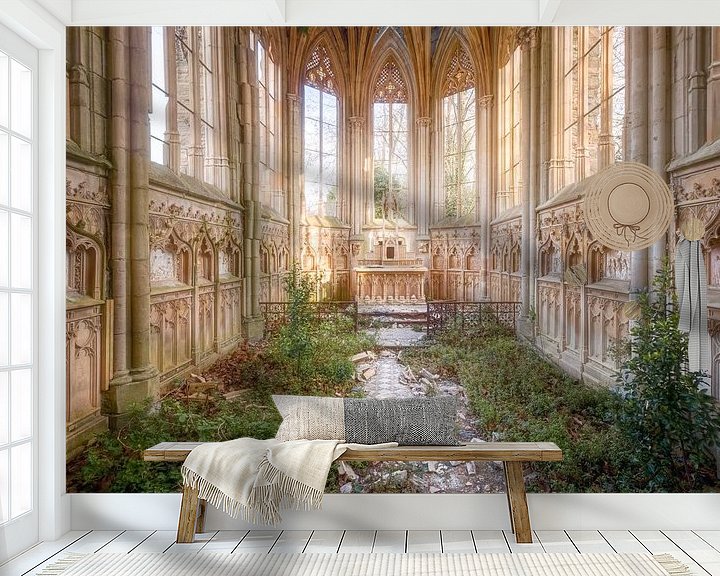 Sfeerimpressie behang: Prachtige verlaten Kapel. van Roman Robroek