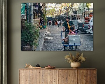 Locals buying food on the market van Stephan Smit