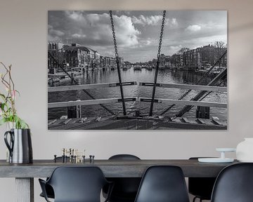 Le pont Skinny et la rivière Amstel à Amsterdam en noir et blanc - 2 sur Tux Photography