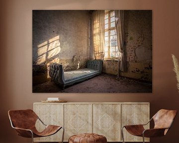 Vervallen Kasteel met een Bed by Beyond Time Photography