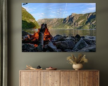 Feu de camp dans un fjord en Norvège en été sur Sjoerd van der Wal Photographie