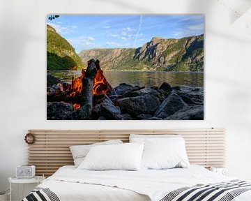 Lagerfeuer am Fjord in Norwegen von Sjoerd van der Wal