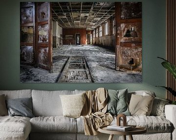 Vervallen pand met mooie houten deuren von Steven Dijkshoorn