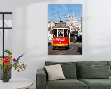 Lissabon : Tram in de Alfama