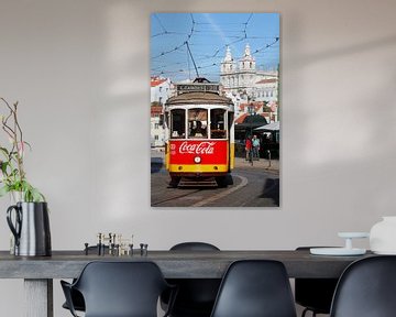 Lissabon : Tram in de Alfama