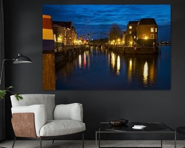 Dordrecht bij avond de Wolwevershaven. van Peter Verheijen