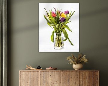 Een bosje gemengde Tulpen in vaas van Alex Hiemstra
