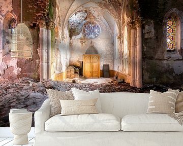 Sonnenlicht in der Kirche. von Roman Robroek – Fotos verlassener Gebäude