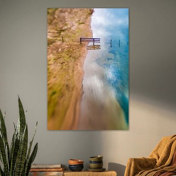 Een houten hek in de uiterwaarden van de Rijn. 