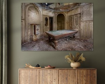 Billardtisch in verlassenem Schloss, Frankreich von Roman Robroek