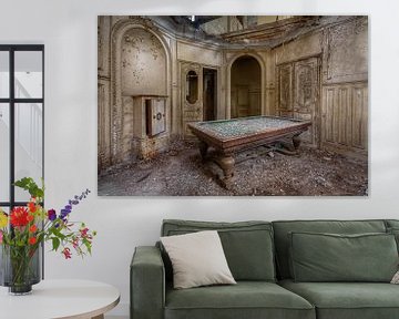 Billardtisch in verlassenem Schloss, Frankreich von Roman Robroek