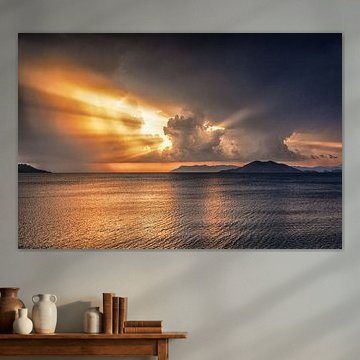 onder gaande zon aan de kust