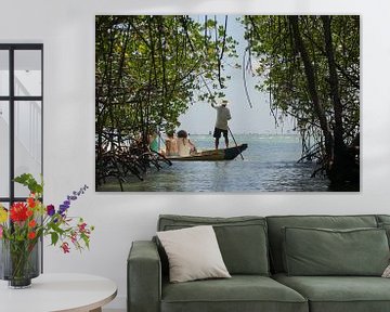 Rondvaart door mangrovebos in Indonesie by Marilyn Bakker