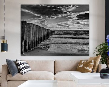 strand palen aan de zeeuwse kust in zwart wit golfbrekers van Groothuizen Foto Art