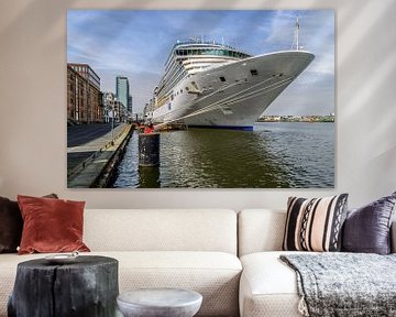 Cruiseschip in de haven van Amsterdam.
