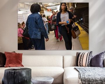 People of New York waiting for the subway train von Diewerke Ponsen