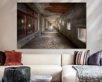 Couloir avec matelas. sur Roman Robroek - Photos de bâtiments abandonnés