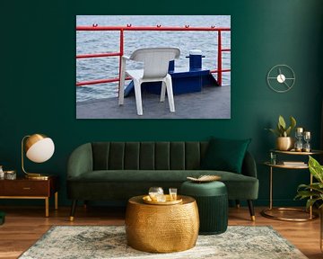 Plastic stoel op scheepsdek