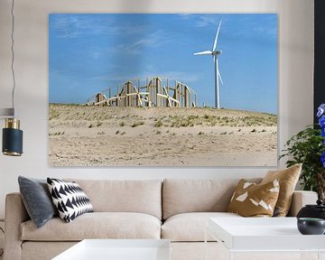 Maasvlakte 2 met kunstwerk 'Zandwacht' en windturbine van Gerda Beekers