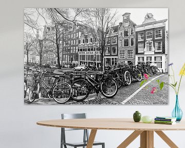 Ein paar Fahrräder auf einer Brücke die Bloemgracht im Amsterdam. von Don Fonzarelli