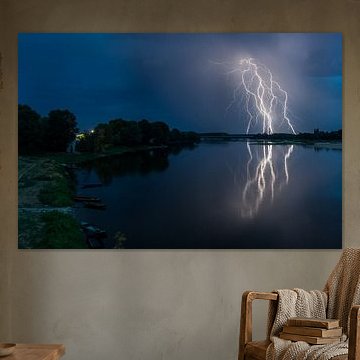 Bliksem gereflecteerd in de Loire
