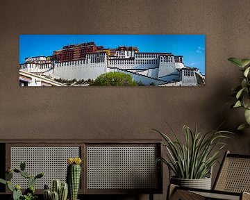 Panoramafoto van het Potala paleis in Lhasa, Tibet van Rietje Bulthuis