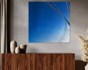 Calatrava-brug tegen blauwe lucht van Maerten Prins