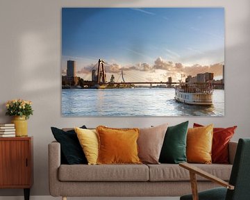 Pfannkuchenboot mit den Brücken von Prachtig Rotterdam